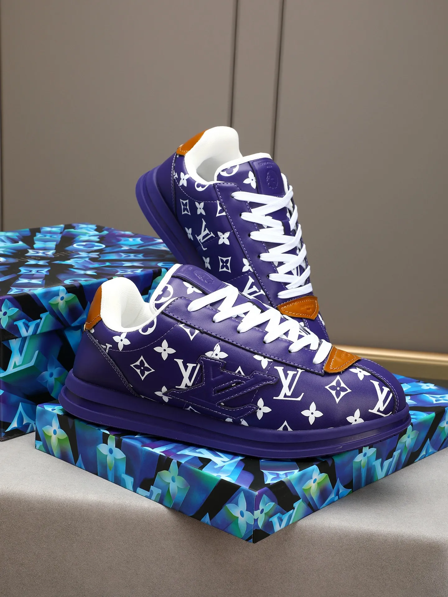 Men's Men's Shoes 💰500 LV Louis Vuitton L Jialu Brand Runner Tatic Series Thick-soled Casual Sports Shoes Running Shoes Original purchase, development, production This LV Runner Tatic sports shoe combines technical materials such as mesh fabric and ribbons to interpret the inspiration of traditional mountaineering shoes. LV letters are written on one side, the lariat buckle of the quick lacing system is embellished with Monogram flowers and Louis Vuitton logos, and the light and wear-resistant rubber outsole completes the whole. ▪️Fabric: Original imported cowhide + mesh ▪️Inner lining: Original customized breathable mesh ▪️Sole: Original open-molded anti-slip rubber combination material ▪️Size: Men's 40-44 (45 46 customized)